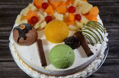 Dondurma, vanilyalı ve çikolatalı, şam fıstıklı, soslu ve meyveli dondurma ve dondurmanın içinde kek katmanı olan çeşitli çeşnili dondurmalar.