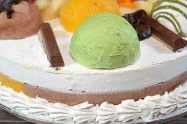 Dondurma, vanilyalı ve çikolatalı, şam fıstıklı, soslu ve meyveli dondurma ve dondurmanın içinde kek katmanı olan çeşitli çeşnili dondurmalar.