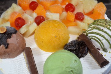 Dondurma, vanilyalı ve çikolatalı, şam fıstıklı, soslu ve meyveli dondurma ve dondurmanın içinde kek katmanı olan çeşitli çeşnili dondurmalar.