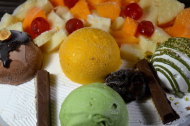 Dondurma, vanilyalı ve çikolatalı, şam fıstıklı, soslu ve meyveli dondurma ve dondurmanın içinde kek katmanı olan çeşitli çeşnili dondurmalar.