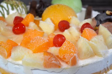 Dondurma, vanilyalı ve çikolatalı, şam fıstıklı, soslu ve meyveli dondurma ve dondurmanın içinde kek katmanı olan çeşitli çeşnili dondurmalar.