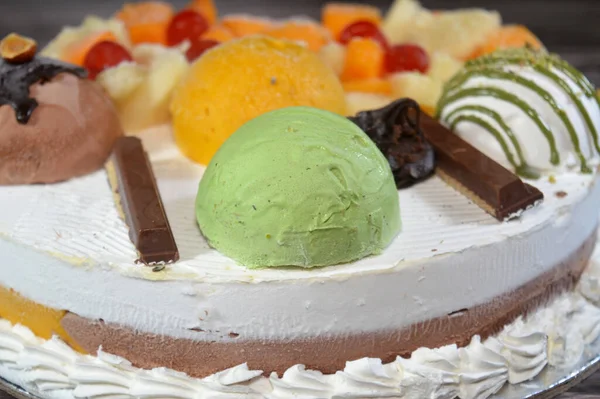 Dondurma, vanilyalı ve çikolatalı, şam fıstıklı, soslu ve meyveli dondurma ve dondurmanın içinde kek katmanı olan çeşitli çeşnili dondurmalar.