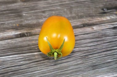 Domates, botanik olarak bir meyvedir, ancak lezzetli tadı nedeniyle bir sebze olarak kullanılır ve ana yemeklerde, soslarda ve salatalarda kullanılır, Solanaceae ailesine aittir.