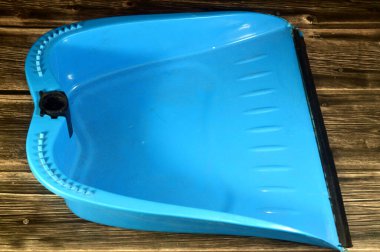 Plastik bir faraş, hafif bir konteynır, toz, toprak ve döküntüleri toplamak için kullanılır, genellikle daha iyi temas için kauçuk bir dudak içerir.