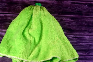 Mikrofiber havlu başlığı, sadece su kullanarak toprak, toz, saç ve bakterileri yakalamak ve tutmak için tasarlanmış ultra ince sentetik ipliklerden yapılmış oldukça verimli, yeniden kullanılabilir bir temizlik yastığıdır.