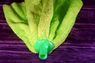 Mikrofiber havlu başlığı, sadece su kullanarak toprak, toz, saç ve bakterileri yakalamak ve tutmak için tasarlanmış ultra ince sentetik ipliklerden yapılmış oldukça verimli, yeniden kullanılabilir bir temizlik yastığıdır.