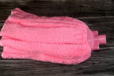 Mikrofiber havlu başlığı, sadece su kullanarak toprak, toz, saç ve bakterileri yakalamak ve tutmak için tasarlanmış ultra ince sentetik ipliklerden yapılmış oldukça verimli, yeniden kullanılabilir bir temizlik yastığıdır.