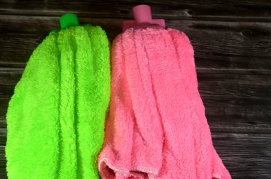 Mikrofiber havlu başlığı, sadece su kullanarak toprak, toz, saç ve bakterileri yakalamak ve tutmak için tasarlanmış ultra ince sentetik ipliklerden yapılmış oldukça verimli, yeniden kullanılabilir bir temizlik yastığıdır.