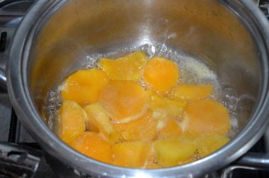 Tatlı patates ya da tatlı patates (Ipomoea batatas), tohum otu ya da Convolvulaceae familyasına ait bir bitki türü. Büyük, nişastalı, tatlı kokulu tüberküloz kökleri.