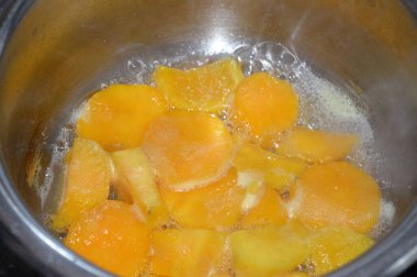 Tatlı patates ya da tatlı patates (Ipomoea batatas), tohum otu ya da Convolvulaceae familyasına ait bir bitki türü. Büyük, nişastalı, tatlı kokulu tüberküloz kökleri.