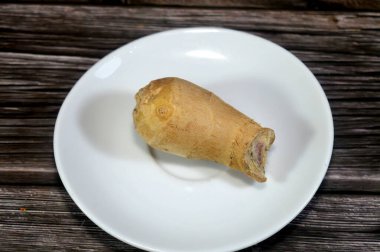 Zencefil rhizomu, Zingiber officinale bitkisinin yeraltı sapı, pişirme ve içeceklerde keskin tadı için baharat olarak kullanılan tokmak gibi, aromatik bir parça, ayrıca geleneksel bir ilaç olarak da kullanılır.