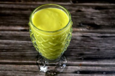 Bir bardak taze avokado suyu, besin değeri yüksek bir meyve, botanik olarak kaymak gibi dokusuyla tanınan büyük bir meyve, öncelikle doymuş, lif, vitamin ve mineralleriyle bilinen sağlıklı yağlar.