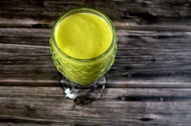 Bir bardak taze avokado suyu, besin değeri yüksek bir meyve, botanik olarak kaymak gibi dokusuyla tanınan büyük bir meyve, öncelikle doymuş, lif, vitamin ve mineralleriyle bilinen sağlıklı yağlar.