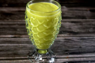 Bir bardak taze avokado suyu, besin değeri yüksek bir meyve, botanik olarak kaymak gibi dokusuyla tanınan büyük bir meyve, öncelikle doymuş, lif, vitamin ve mineralleriyle bilinen sağlıklı yağlar.