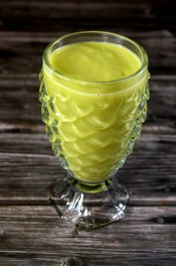 Bir bardak taze avokado suyu, besin değeri yüksek bir meyve, botanik olarak kaymak gibi dokusuyla tanınan büyük bir meyve, öncelikle doymuş, lif, vitamin ve mineralleriyle bilinen sağlıklı yağlar.