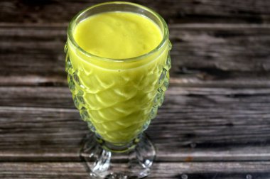 Bir bardak taze avokado suyu, besin değeri yüksek bir meyve, botanik olarak kaymak gibi dokusuyla tanınan büyük bir meyve, öncelikle doymuş, lif, vitamin ve mineralleriyle bilinen sağlıklı yağlar.