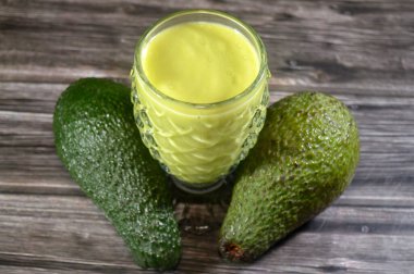 Taze avokado suyu, besin değeri yüksek bir meyve, botanik olarak büyük bir meyve, kremsi dokusuyla bilinir, sağlıklı yağlar öncelikli olarak tek doyumlu, lifli, vitaminli ve minerallidir.