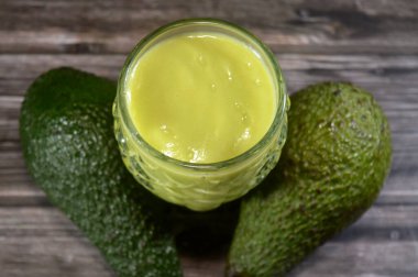 Taze avokado suyu, besin değeri yüksek bir meyve, botanik olarak büyük bir meyve, kremsi dokusuyla bilinir, sağlıklı yağlar öncelikli olarak tek doyumlu, lifli, vitaminli ve minerallidir.