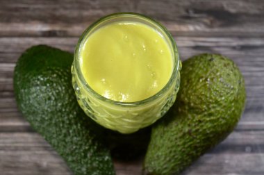 Taze avokado suyu, besin değeri yüksek bir meyve, botanik olarak büyük bir meyve, kremsi dokusuyla bilinir, sağlıklı yağlar öncelikli olarak tek doyumlu, lifli, vitaminli ve minerallidir.