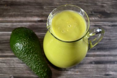 Avokado smoothie suyu, besin değeri yüksek bir meyve, botanik olarak kremalı dokusuyla tanınan büyük bir meyve, öncelikle tek dokulu sağlıklı yağlar, lifler, vitaminler ve mineraller.