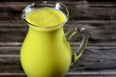 Avokado smoothie suyu, besin değeri yüksek bir meyve, botanik olarak kremalı dokusuyla tanınan büyük bir meyve, öncelikle tek dokulu sağlıklı yağlar, lifler, vitaminler ve mineraller.