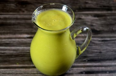 Avokado smoothie suyu, besin değeri yüksek bir meyve, botanik olarak kremalı dokusuyla tanınan büyük bir meyve, öncelikle tek dokulu sağlıklı yağlar, lifler, vitaminler ve mineraller.