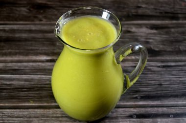 Avokado smoothie suyu, besin değeri yüksek bir meyve, botanik olarak kremalı dokusuyla tanınan büyük bir meyve, öncelikle tek dokulu sağlıklı yağlar, lifler, vitaminler ve mineraller.