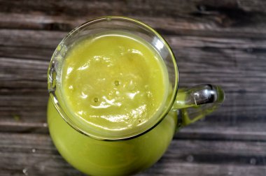 Avokado smoothie suyu, besin değeri yüksek bir meyve, botanik olarak kremalı dokusuyla tanınan büyük bir meyve, öncelikle tek dokulu sağlıklı yağlar, lifler, vitaminler ve mineraller.