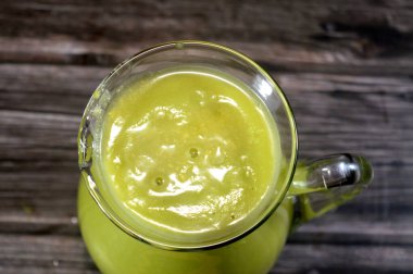 Avokado smoothie suyu, besin değeri yüksek bir meyve, botanik olarak kremalı dokusuyla tanınan büyük bir meyve, öncelikle tek dokulu sağlıklı yağlar, lifler, vitaminler ve mineraller.