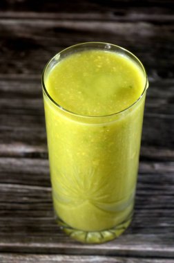 avokado smoothie, besin yoğunluğu yüksek bir meyve, botanik olarak büyük bir meyve, kremsi dokusuyla bilinir, sağlıklı yağlar öncelikli olarak mononsatürasyon, lif, vitaminler ve mineraller