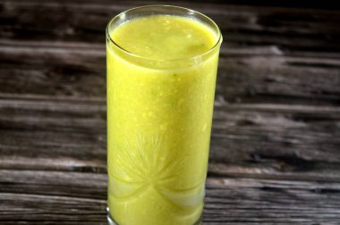 avokado smoothie, besin yoğunluğu yüksek bir meyve, botanik olarak büyük bir meyve, kremsi dokusuyla bilinir, sağlıklı yağlar öncelikli olarak mononsatürasyon, lif, vitaminler ve mineraller