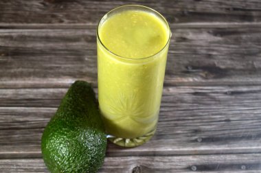 avokado smoothie, besin yoğunluğu yüksek bir meyve, botanik olarak büyük bir meyve, kremsi dokusuyla bilinir, sağlıklı yağlar öncelikli olarak mononsatürasyon, lif, vitaminler ve mineraller
