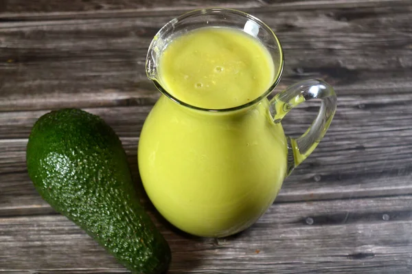 Avokado smoothie suyu, besin değeri yüksek bir meyve, botanik olarak kremalı dokusuyla tanınan büyük bir meyve, öncelikle tek dokulu sağlıklı yağlar, lifler, vitaminler ve mineraller.
