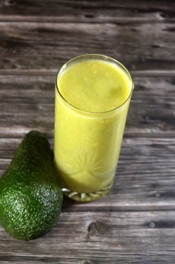 avokado smoothie, besin yoğunluğu yüksek bir meyve, botanik olarak büyük bir meyve, kremsi dokusuyla bilinir, sağlıklı yağlar öncelikli olarak mononsatürasyon, lif, vitaminler ve mineraller