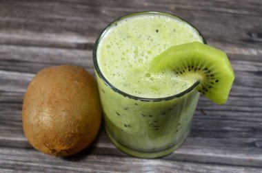 Meyve suyu Kiwifruit kiwi, ahşap sarmaşıkların yenilebilir meyvesi, tüylü kahverengi deri, parlak yeşil et, küçük siyah tohum, ve tatlı tart aromalı, C vitamini, lif, antioksidan ile paketlenmiş.