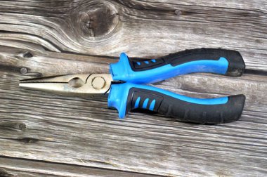 Bir çift uzun burun pensesi, iğne burun ya da çulluk burun pensesi, uzun, sivri çeneli el aletleri özellikle dar alanda kavramak, bükmek ve küçük nesneleri kesmek için