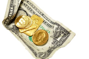 Ezilmiş Amerikan dolarları. Banknotlar ve altın külçeler ve bir İngiliz altın sikkesi. Yatırım veya tasarruflar için.