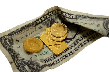 Ezilmiş Amerikan dolarları. Banknotlar ve altın külçeler ve bir İngiliz altın sikkesi. Yatırım veya tasarruflar için.