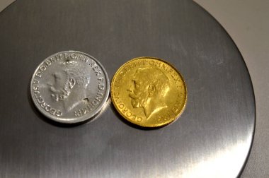 Altın ve gümüşün ters tarafında bir İngiliz sikkesi biçimi olan Kral George 'un değeri bir pound sterlin, bir külçe para ve bazen mücevherlere monte edilir.