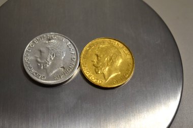 Altın ve gümüşün ters tarafında bir İngiliz sikkesi biçimi olan Kral George 'un değeri bir pound sterlin, bir külçe para ve bazen mücevherlere monte edilir.