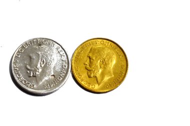 Altın ve gümüşün yan taraflarında, 1 pound sterlin, bir külçe altın değerindeki İngiliz sikkesi Kral George yer almakta ve bazen mücevherlere monte edilmektedir.