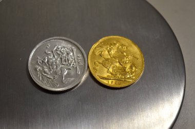 Aziz George ve Ejderha, Altın ve Gümüş Altın sikke, bir İngiliz sikkesi değeri bir sterlin, bir külçe para ve bazen mücevher monte edilir