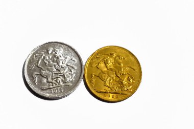 Altın ve gümüş sikkelerde Aziz George ve Ejderha, bir İngiliz sikkesi biçimi bir pound sterlin, bir külçe para ve bazen mücevher monte edilir.