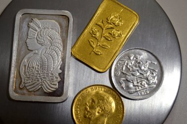 24K altın ve saf gümüş külçeler ve egemen sikkeler, yatırım veya tasarruflar için, altın ve gümüş en yüksek saflıkta saflıktan arınmış