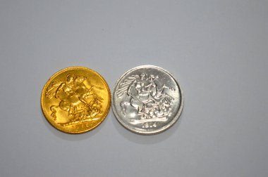 Altın ve gümüş sikkelerde Aziz George ve Ejderha, bir İngiliz sikkesi biçimi bir pound sterlin, bir külçe para ve bazen mücevher monte edilir.