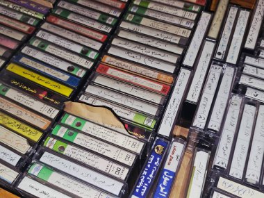 Kahire, Mısır, 12 Ocak 2026: antika ses kasetleri koleksiyonu, analog manyetik teyp kayıtları, 1970 'lerden 1990' lara kadar popüler, eski tip antika kasetler.