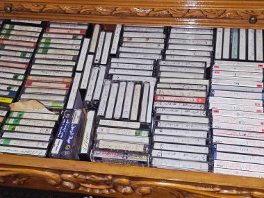 Kahire, Mısır, 12 Ocak 2026: antika ses kasetleri koleksiyonu, analog manyetik teyp kayıtları, 1970 'lerden 1990' lara kadar popüler, eski tip antika kasetler.