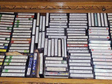 Kahire, Mısır, 12 Ocak 2026: antika ses kasetleri koleksiyonu, analog manyetik teyp kayıtları, 1970 'lerden 1990' lara kadar popüler, eski tip antika kasetler.