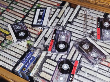 Kahire, Mısır, 12 Ocak 2026: antika ses kasetleri koleksiyonu, analog manyetik teyp kayıtları, 1970 'lerden 1990' lara kadar popüler, eski tip antika kasetler.