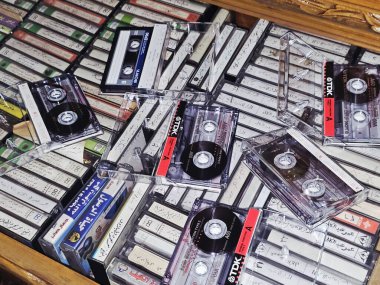 Kahire, Mısır, 12 Ocak 2026: antika ses kasetleri koleksiyonu, analog manyetik teyp kayıtları, 1970 'lerden 1990' lara kadar popüler, eski tip antika kasetler.